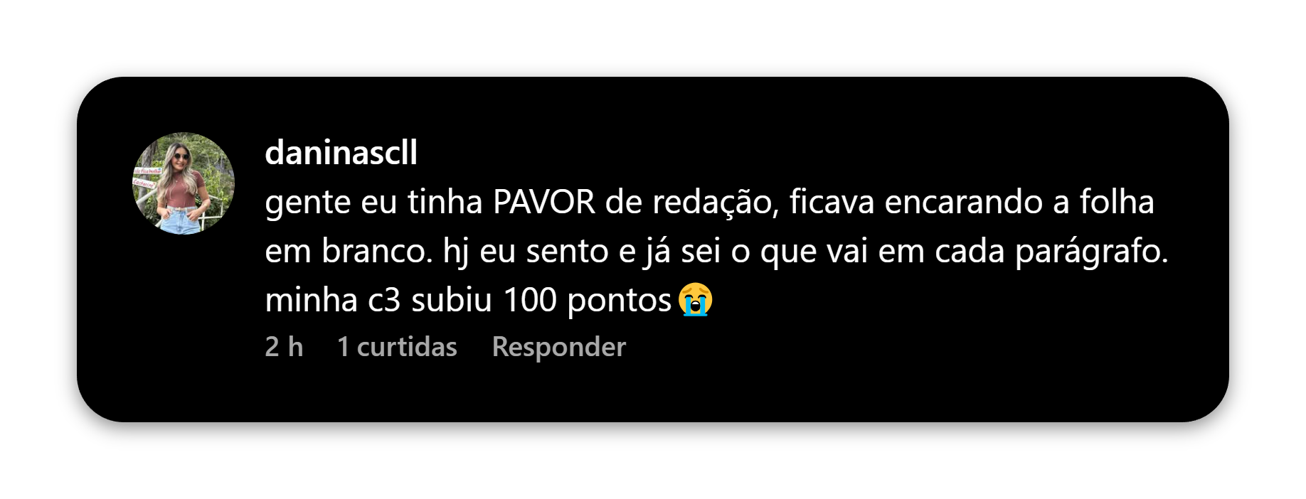 Comentário de daninascll no Instagram: “gente eu tinha PAVOR de redação, ficava encarando a folha em branco. hj eu sento e já sei o que vai em cada parágrafo. minha c3 subiu 100 pontos”